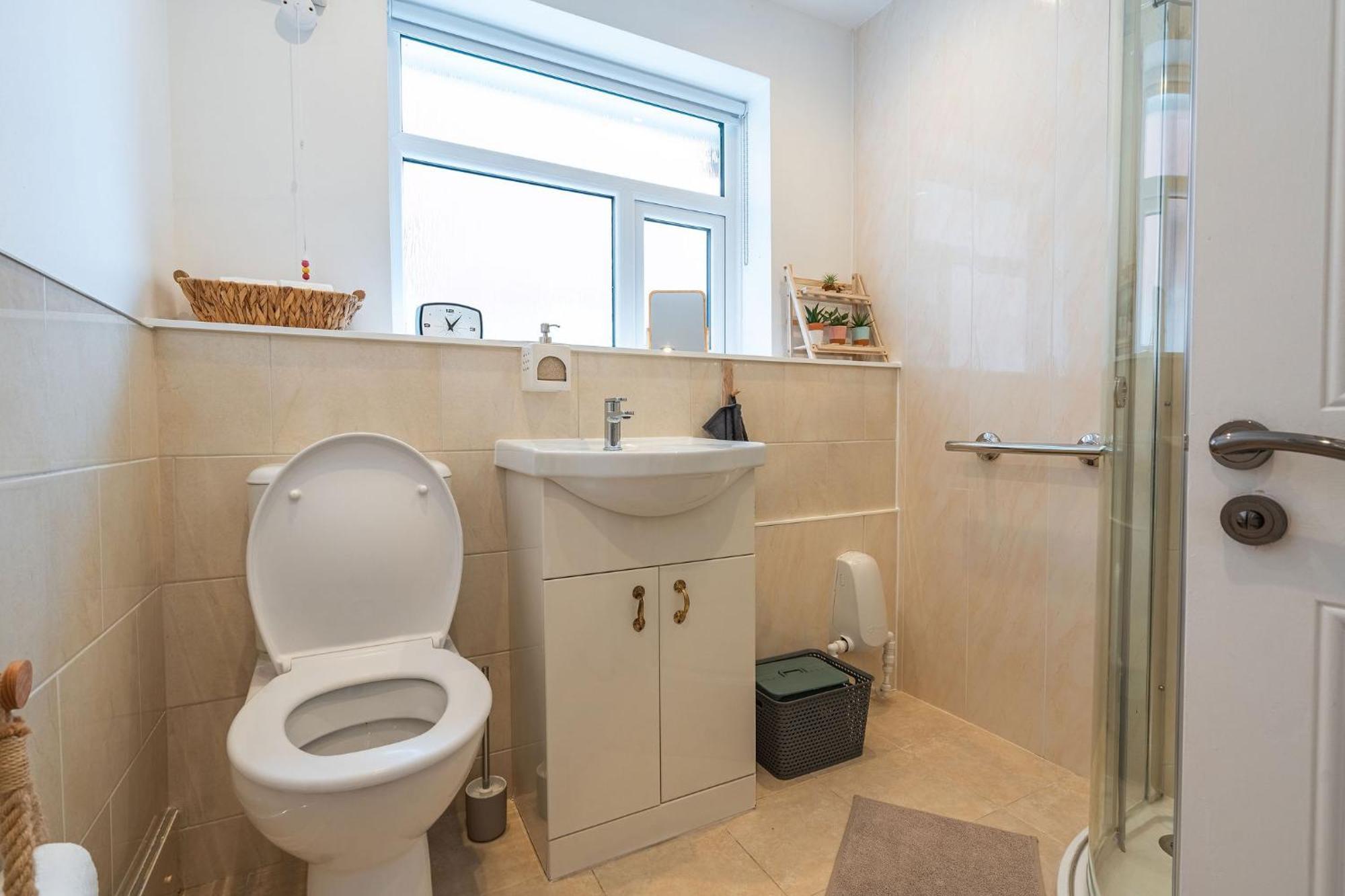 Nature Inspired Bungalow With 3 Rooms - 10 Mins From Manchester Airport Timperley المظهر الخارجي الصورة