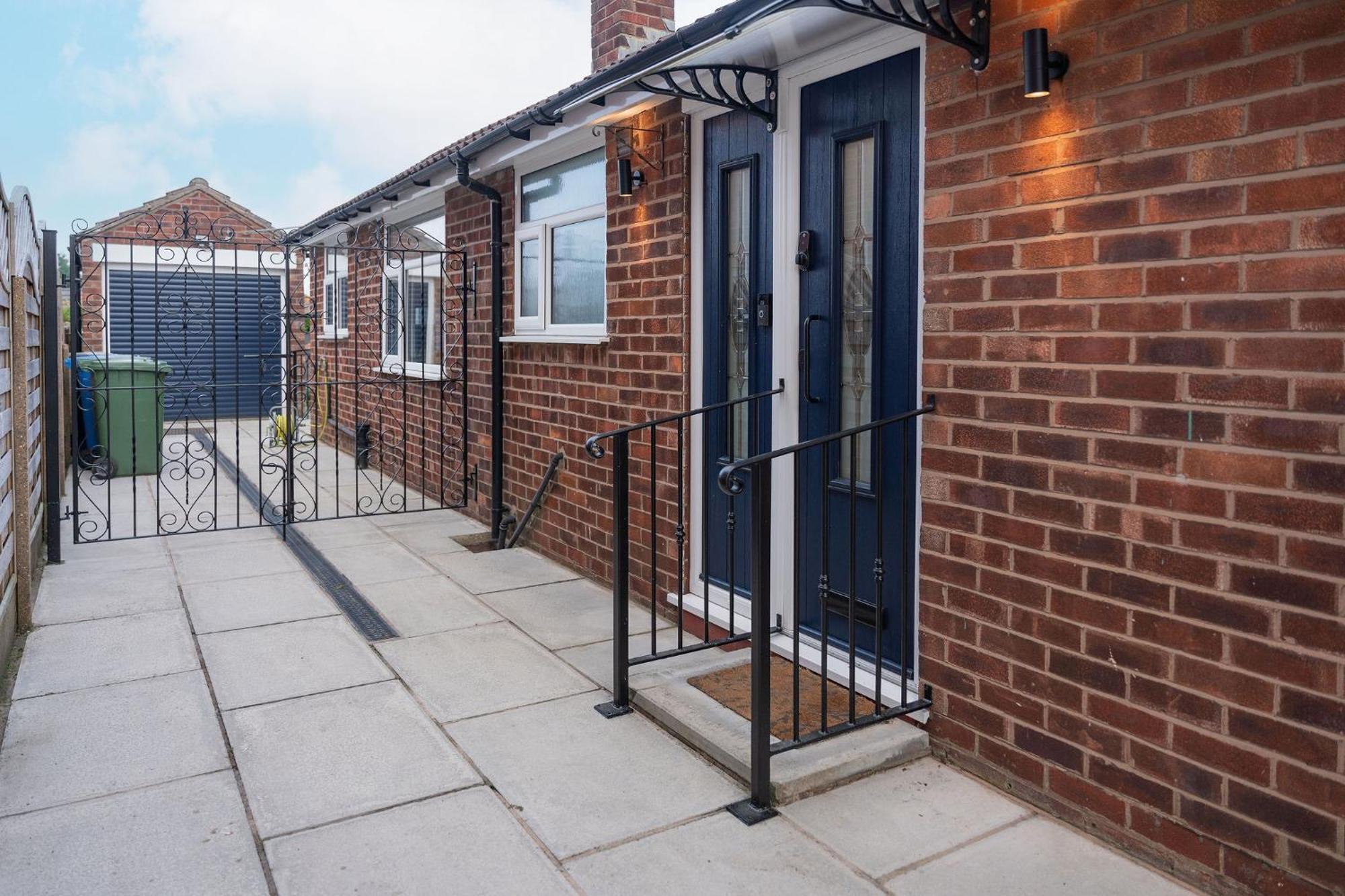 Nature Inspired Bungalow With 3 Rooms - 10 Mins From Manchester Airport Timperley المظهر الخارجي الصورة
